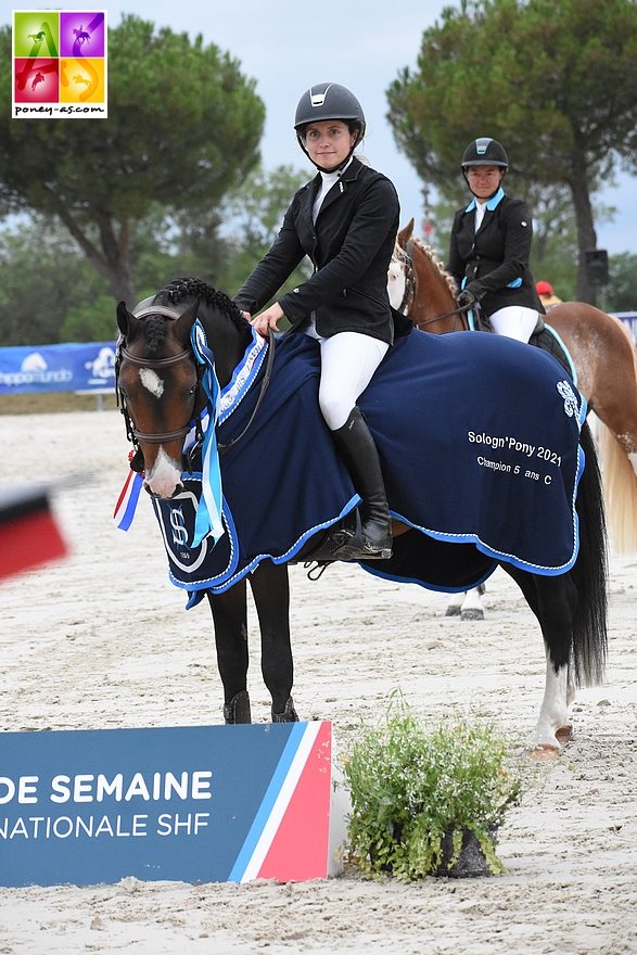 Le champion de France des 5 ans C Gangster la Gardiole sous la selle de Margaux Rigotti - ph. Poney As