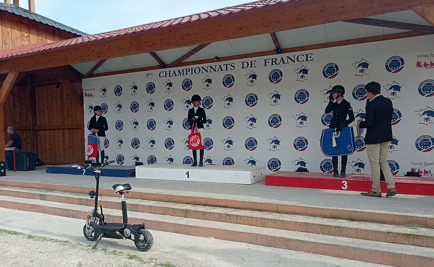 Angèle Grégoire (Beauty Curl du Marais), Noémie Machet (Rom Coco de Boissel) et Louann van Damme (Unetty du Cerisier) montent sur le podium de la Vitesse de l’As Elite – ph. Sandrine Febvet