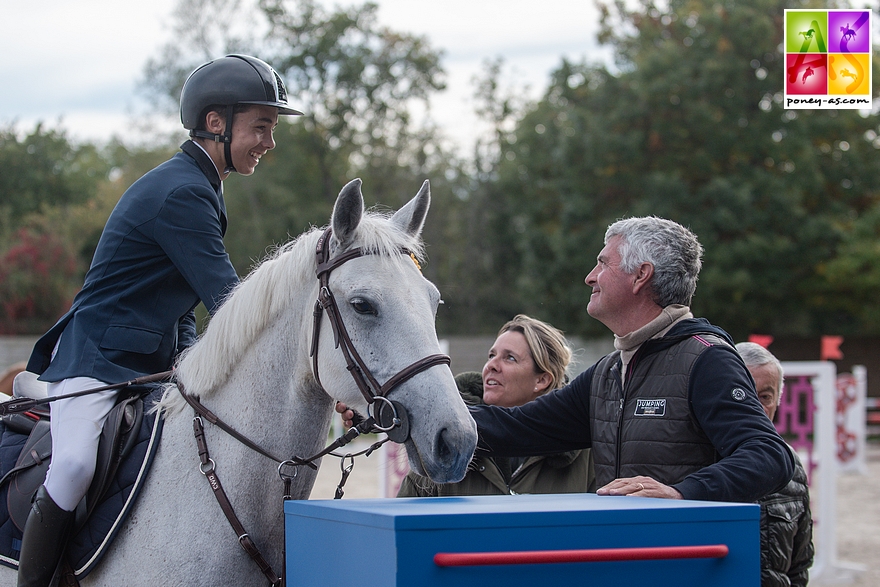 Olivier Bost récompense Nohlan Vallat et Daenerys d’Hurl’Vent, le couple vainqueur du Grand Prix As Excellence de Barbizon – ph. Marine Delie