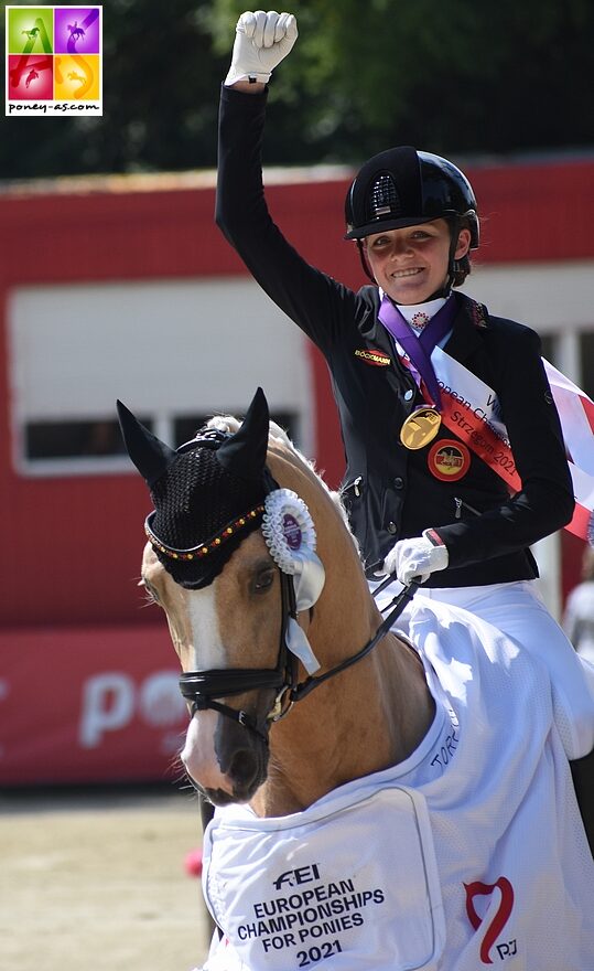 Rose Oatley, ici avec son triple champion d'Europe Daddy Moon, a remporté le CDIP de Zakrzow en selle sur son jeune et très prometteur Herzkoenig NRW - ph. Poney As