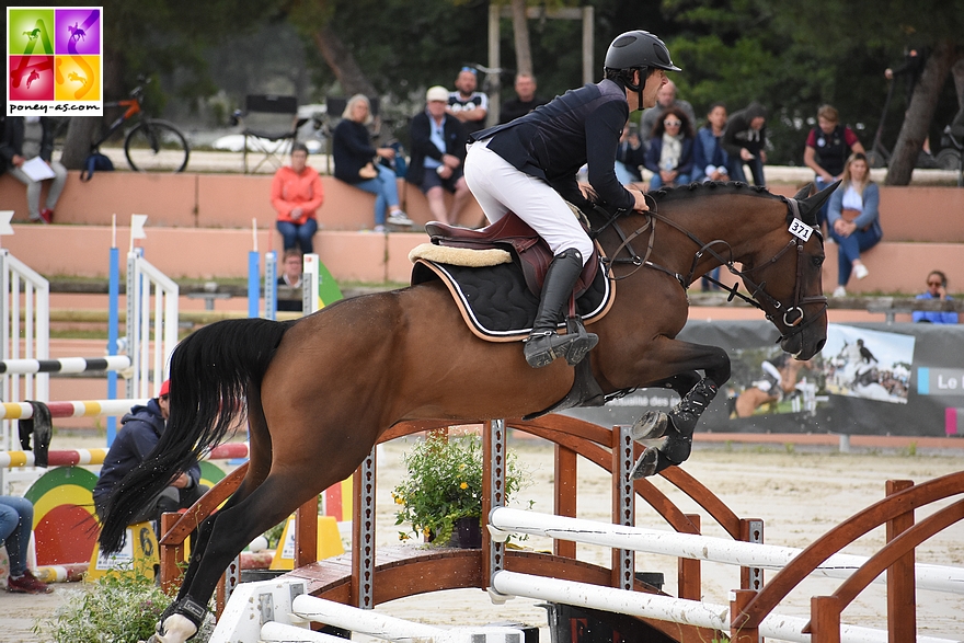 Gilton des Islots sous la selle de Christophe Grangier lors de la finale du Cycle Classique des 5 ans – ph. Poney As